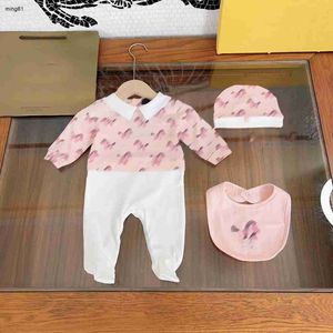 ブランドデザイナーの幼児服ベビーボディスーツ快適な素材ロンパーサイズ0-6 m 3pcsスプライスデザインラペルジャンプスーツハットサリバタオル8月24日