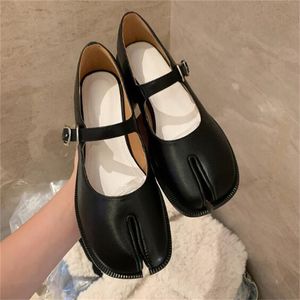 Designer Womens Dress Shoes Split Toe Round Low Heels Shoes Wedding Party Tabi Ninja Pig Feet Ladies Pumps Spänne äkta läder Enkelsko