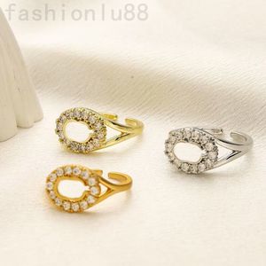 Anéis de luxo designer para mulheres moda anel de casamento simples moda diária casual jóias acessórios bague retro anel de diamante masculino ouro prata banhado zf070