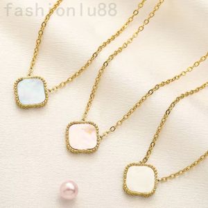 Pink Four Leaf Clover Necklace Designer för kvinnor Små hänge halsband Rostfritt stål Guld Silverlänk Kedjor Mor till Pearl Flower ZF071