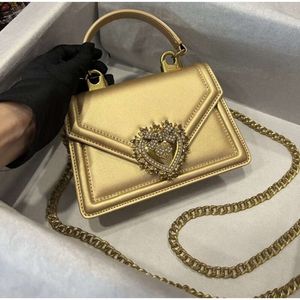 Ladies Mini -Umhängetasche mit Metallmagnetschnalle Mode Kette Luxusdesigner Handtasche Solid Farbe Echtes Leder Frauen Abendbeutel 231016