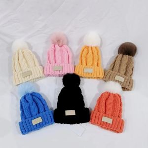 Luxo Brand Kids Caps de malha quente Inverno Chapéus de bebê macios de pompon colorido Feipos de bola logotipo de boa qualidade 7 cores para 2 a 12 anos de idade por atacado