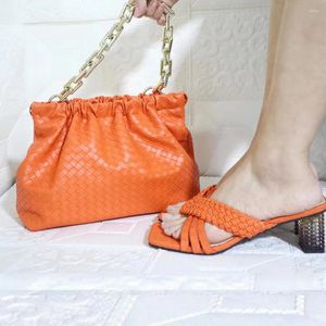 Scarpe eleganti da donna arancioni di alta qualità abbinate alla borsa a pieghe africane con décolleté e borsa Set G14 tacco 5,5 cm