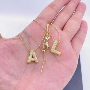 Catene personalizzate Dainty Ciondola placcato oro 18 carati Pavimenta CZ Fatta a mano piccola lettera carina Collane con ciondolo iniziale Regalo per la mamma