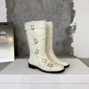 2024 Avrupa Sonbahar Yeni Trend Moda Günlük Botlar Orijinal Deri Kare Toe Derin Ağız Kalın Topuk Metal Metal Toka Orta Bileşen Botlar Kadınlar Beyaz