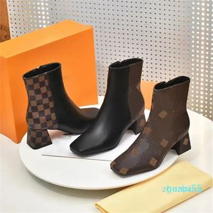 Ayak bileği bot tasarımcısı kadınlar basılı patik markalı kadınlar deri ayakkabılar klasik kahverengi kare ayak parmağı tıknaz topuk ayakkabı