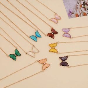 Glass Crystal Butterfly Halsband genomskinlig 9 färger lyxiga smycken Kvinnor hänge halsband Enkelt och elegant OPP -plast ZZ