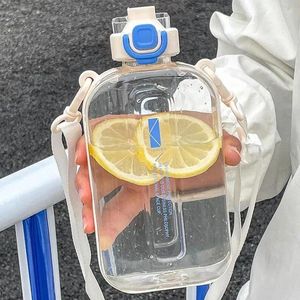 Butelki z wodą płaski kwadratowy przezroczystą butelkę przenośna stołówka podróżna z regulowanym paskiem eleganckim szczupłym na sport na kemping 2023