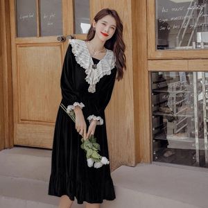 Lässige Kleider im französischen Retro-Stil, schöne Herbstkleidung, hochwertiges schwarzes Samtkleid, temperamentvolle Dame des öffentlichen Lebens