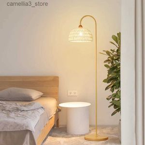 Golvlampor Skandinaviska vardagsrum LED Golvlampor Fjärrkontroll Dimning Soffa sida Bedrummet Bedside Lamp inomhus Korg Dekorativa ljus Q231016