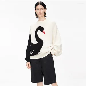 Kvinnors tröjor 2023 Vinter Casual Black Swan broderi Kvinnor Lossa tröja Y2K långärmad o Neck Patchowrk Stickad Ladies Pullovers Fashion