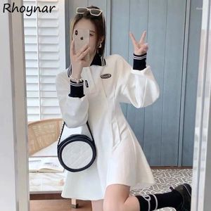 Abiti casual Mini temperamento bianco Adolescenti Giovani con pannelli Abbigliamento personale di moda coreana Abiti da college firmati da ragazza di High Street