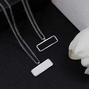 Mode Luxuriou Kvinnor Halsband Enkel mångsidig svartvit Två färg Rektangulär kedjedesign Avancerad Charm Designer Cool Atmospheric Lady Jewelry Pendant