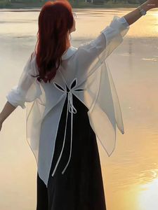Kvinnors blusar koreanska mode mångsidiga tunna solskyddsmedel långärmad skjorta kvinnor toppar ihålig baksida snörning lossa avslappnade bluskläder