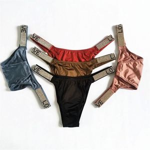 3st. En uppsättning kvinnor thongs sexiga strass bokstäver diamanter g-sträng thong låga midjeshorts trosor t-back fitness triangel trosor lj230x