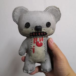 Halloween-Spielzeug, Halloween-Teddybär, Zombie-Weihnachtsbär, untote Leichenpuppe – blutige, verfallene, gruselige Halloween-Horror-Requisite, Dekoration 231016