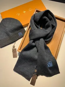 Hattar halsdukar sätter lyx v designer halsduk toppkvalitet två bit mens halsduk hatt set kvinnor 100% ull mode klassisk vinter väsentlig varm och bekväm
