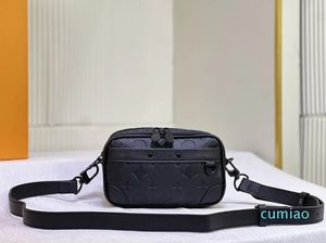 Borsa a tracolla da uomo Nano Alpha per esterni Designer Monogrammi in rilievo Borse a tracolla in pelle ombra Borsa da trasporto elegante e funzionale Borsa di lusso