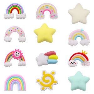 Hurtownia 100pcs PVC Kolorowa tęczowa gwiazda Rainbow Cloud Heart Sun Shoe Charms Dziewczęce Kobieta Klucz dekoracje do plecaka zatyka