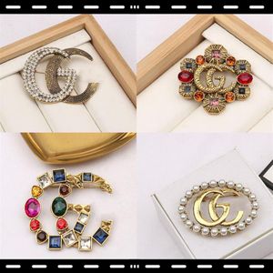 20colors Brand Design Brooches Small Sweet Wind INS Women Double Letters Brooch Suit Pin Fashion Jewelry Clothing Decoration High 274E