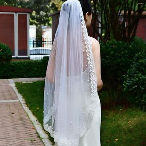 Bridal Veils V168 Kort bröllopslöja Pearl Beaded 1 Tier Fingertip Lace Edge Mantilla Mjuka hårtillbehör för brud