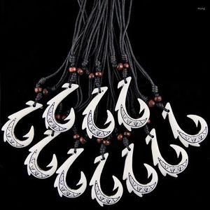 Pendant Necklaces Jewelry 12 PCS White Simulation Bone Carved Hawaiian Style Maori Fish Hook Amulet Necklace MN430