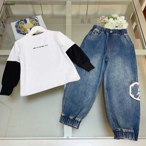 Luxus-Designer-Baby-Herbst-Sets, Kinder-Trainingsanzüge, Größe 100–160 cm, 2 Stück, Pullover mit gespleißten Ärmeln und modische Jeans, 21. August