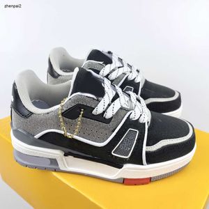 Luxus-Schnürschuhe für Jungen und Mädchen, Metall-Hängeetiketten-Dekoration, Kinder-Turnschuhe, Größe 26–35, hochwertige Baby-Freizeitschuhe, inklusive Box, 10. September