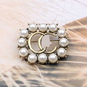 18K Altın Kaplama Charm Brand Brooch Çift Mektup Tasarımcı Kadınlar için Yüksek Kalite Pin Retro Diamond İnci Broşlar Düğün Partisi Hediyesi Jewerlry 20 Style