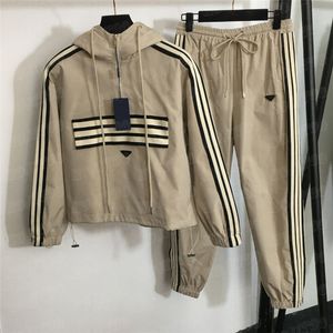 Mektup Rozeti Sweatshirts Pants Womem Trailsuit Yarı fermuarlı kapüşonlu kapüşonlu yan çizgili rahat eşofman spor takım elbise