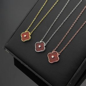 pendant necklaces designer jewelry luxury cjewelers VC letter Single drill four-leaf fritillary necklace with gold texturer chains245l