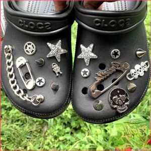 Metal punk croc encantos designer vintage pino rebite corrente sapato decoração tamancos crianças meninos meninas presentes charme para croc jibbi281j