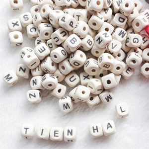 Träpärlor 500st Natural Alphabet Letter Cube Träpärlor 8x8mm 10x10mm för smycken som gör DIY -armband Neklace Loose Beads220g