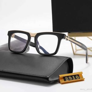 Glasögondesigners Nya lyxmode Vintage Eyeglass Square Frame Design 1047 2910 Recept Steampunk Style Men Transparent Lens Clear Protection Eyew