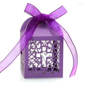 Present Wrap Favor Box Montera vitt laserskurt kors med band Dop som dopar baby shower