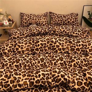 Conjuntos de cama Conjuntos de Moda Leopardo Padrão Roupa de Cama Folha Duveta Capa Única Dupla Rainha King Quilt Covers Bedclothes 231017