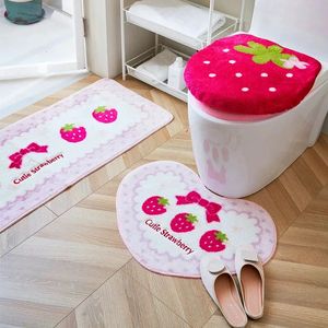 Coprisedili per WC Coprisedili per WC gratuiti Polvere speciale Barrette di fragole Tappeto Mantello Pad Set di quattro pezzi Set WC Tappetino da bagno 231013