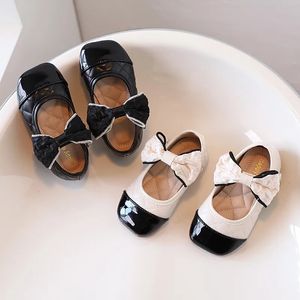 Scarpe da ginnastica per bambina Scarpe da principessa Patchwork Bowknot Bambini leggeri Mary Janes Punta quadrata Elegante Nero Beige 21 30 Autunno Bambini Appartamenti 231017