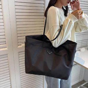 3 كولور مصممة فاخرة العلامات التجارية الأكياس التسوق Women Triangle Label Laitproof Leisure Bag Bag كبيرة السعة نايلون Mommy Tote P2301017