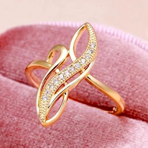 Bröllopsringar Huitan Simple Fashion Design Finger Ring Lady Engagement Ceremony Accessories With Shiny Zirconia Gold Color Jewelry for Women