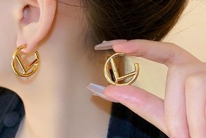 Topp silvernål bokstäver ihåliga studörhängen europeiska och amerikanska metalliska geometriska öronstänger nisch pendlare nya all-match örhängen grossist för kvinnor