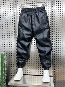 Мужские брюки, мужская одежда, осень-зима с флисовыми толстыми кожаными брюками, мешковатые повседневные брюки для езды на мотоцикле, ветрозащитные, теплые брюки из искусственной кожи 231017
