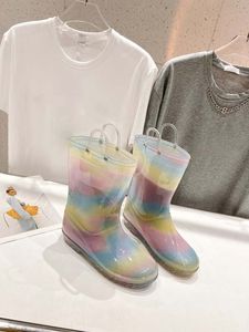 Botlar Tasarımcı Kadın Moda Orta Tüp Botlar Renkli Ağız Kauçuk Yağmur Botları Kayma Anti Su Geçirmez Deri Tabanlar Moda Çok yönlü