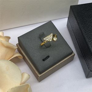 Neuer Stil Designer Herren Damen Ring Band Dreieck Silber Gold Dreieck Cryatal Ringe Klassischer Schmuck Mode Damen Ringe Geschenke Modering