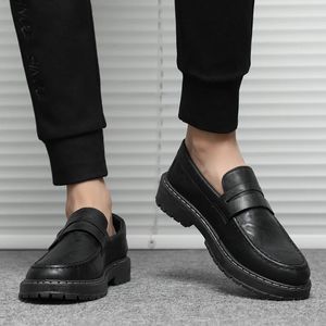 Klänningskor Spring och Autumn British Men Leather Shoes Flat Casual Loafers Youth All-Match Lazy Shoes Men Shoes Zapatos de Hombre 231017