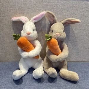 Bambole di peluche da 20 cm ripiene realistiche coniglietto seduto che abbraccia carota simulata bambola di coniglio simulazione animali della foresta giocattoli di peluche per bambini regalo 231017