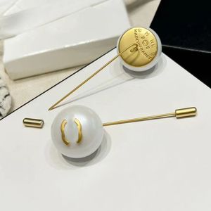 Designer CBrooch Mulheres Broches Pins 18k Banhado A Ouro Prata Broche Pin Homens Mulheres Marca Carta Inlay Cristal Pérola Jóias Charme Casamento Presentes de Natal