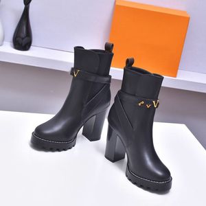 Autumn New Womens Famous Boots Luxury Designer Classic Metal Letter Pattern Solid Color Brand Motorcycle Boots Rubber Solel Anti Slides Ladies Middle Heel Booties