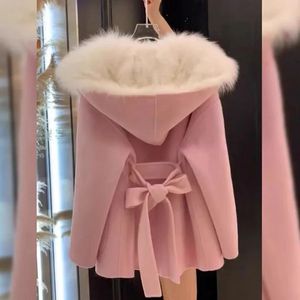 Womens pälsrock 2023 Kvinnors Autumn and Winter New Little Fragrance Style Light Thin Short Lit Mans Collar Pink Hooded Woolen 231017