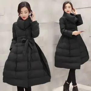 Kvinnors dikerockar 2023 Winter Parkas Red Cotton Padded Jacka Kvinnor Korean Fashion Mid-Längd Varma kappa Kvinnliga kläder Löst överrock